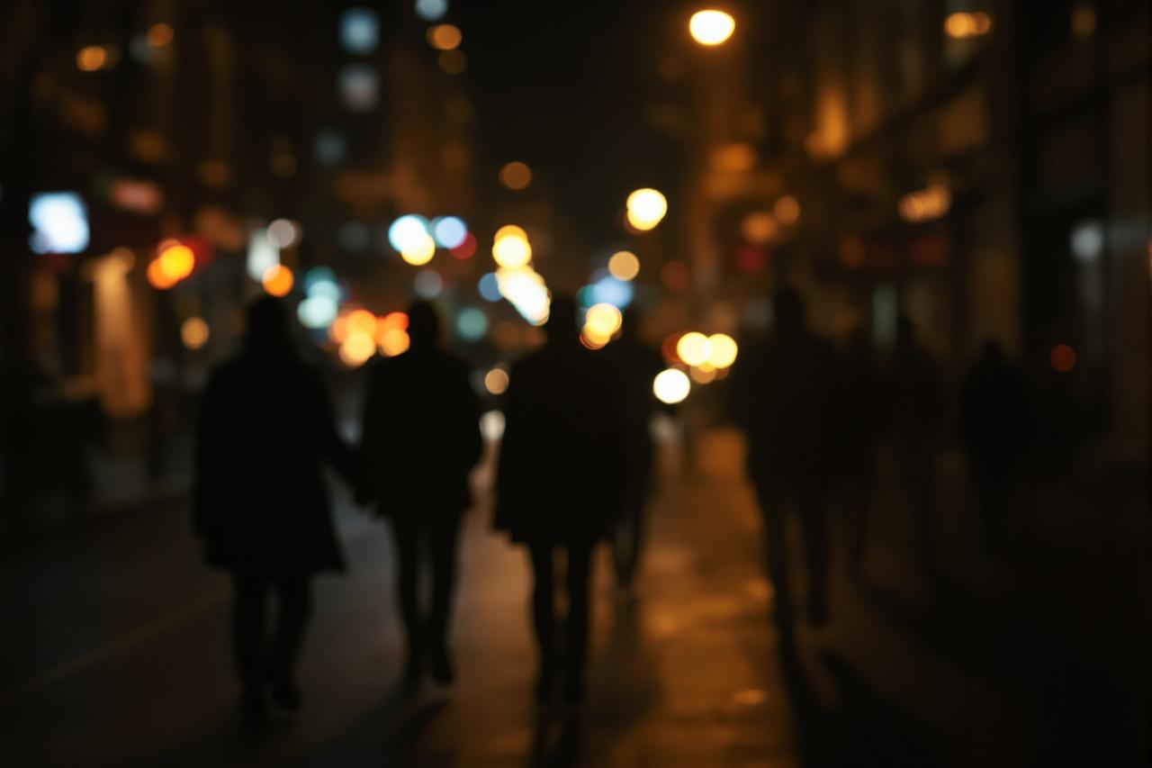 深夜某高端小区附近，两道人影并肩行走的独家画面